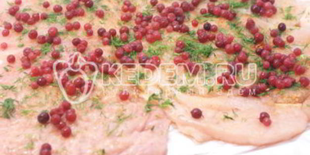 куриный рулет с укропом и брусникой