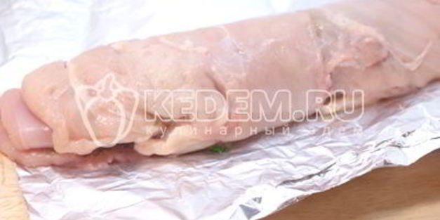 куриный рулет с укропом и брусникой