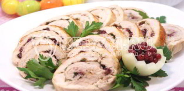 куриный рулет с укропом и брусникой