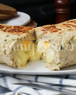 Куриный рулет с яйцом и сыром