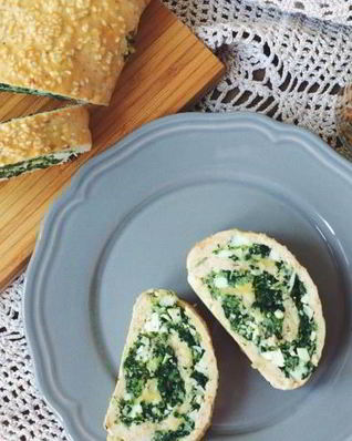 Куриный рулет со шпинатом и зеленым луком