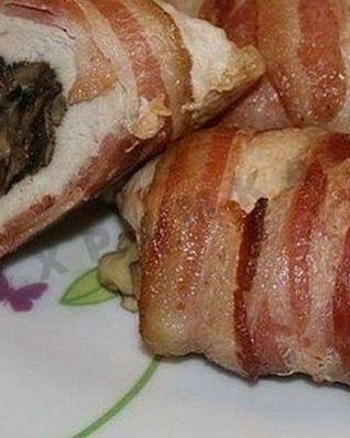 Куриные рулетики с грибами, беконом и твердым сыром