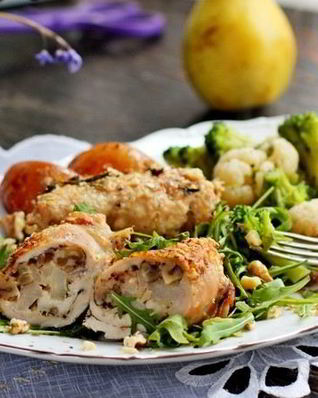 Куриные рулетики с грушей и орехами