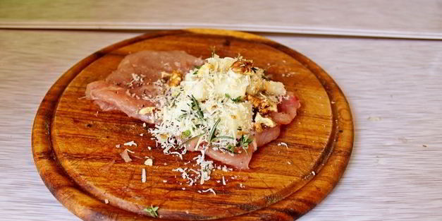 куриные рулетики с грушей и орехами