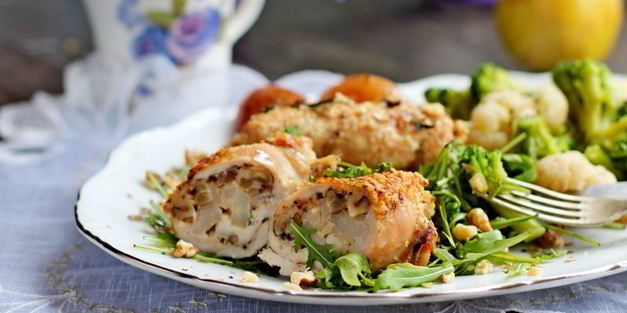 куриные рулетики с грушей и орехами