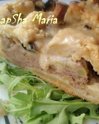 Мясной рулет с грибами и кабачком