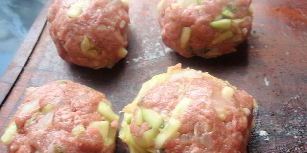 мясной рулет с грибами и кабачком