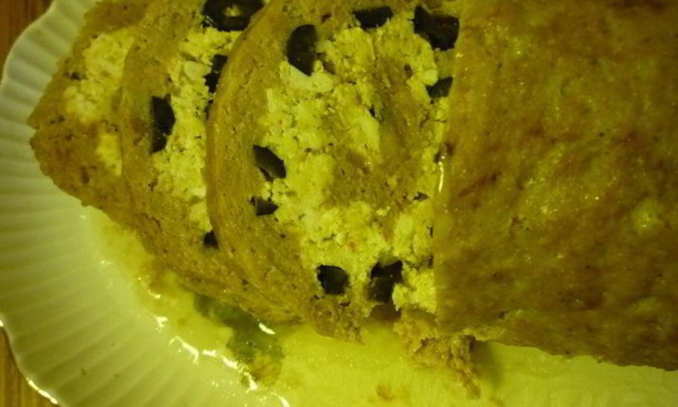 Рецепт мясной рулет с маслинами, черносливом и омлетом