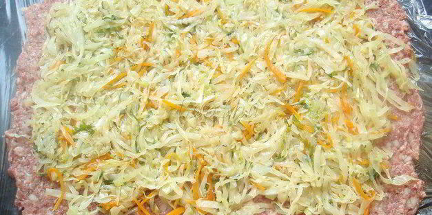 мясной рулет с начинкой из капусты