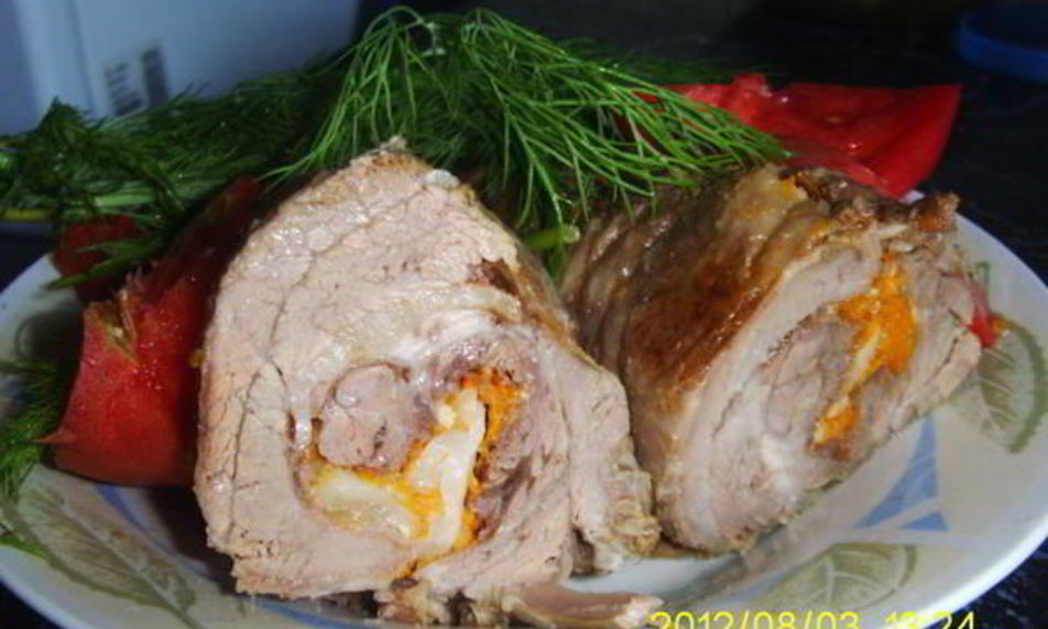 Рецепт мясной рулет с салом и морковью
