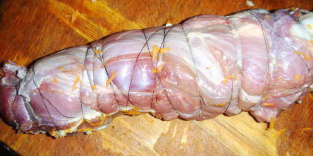 мясной рулет с салом и морковью