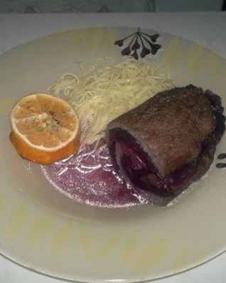 Новогодний мясной рулет в немецком стиле, гнезда из пасты и башенка из тыквы