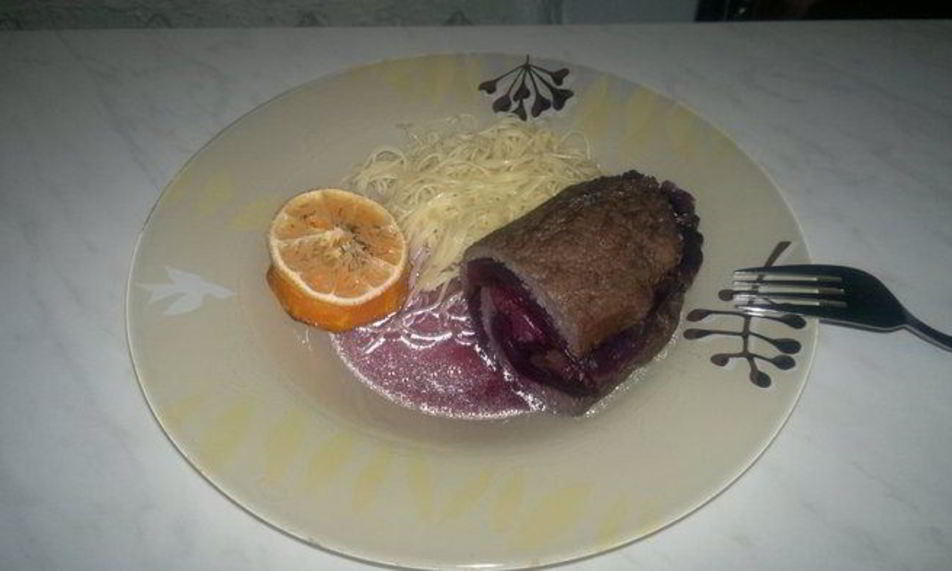 Рецепт новогодний мясной рулет в немецком стиле, гнезда из пасты и башенка из тыквы