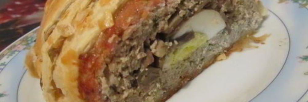 Новогодний мясной рулет в тесте