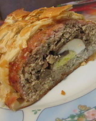 Новогодний мясной рулет в тесте