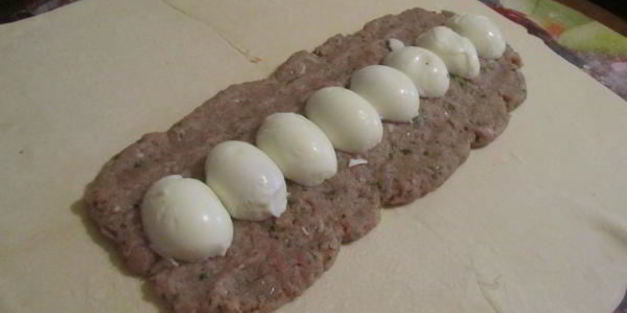 новогодний мясной рулет в тесте