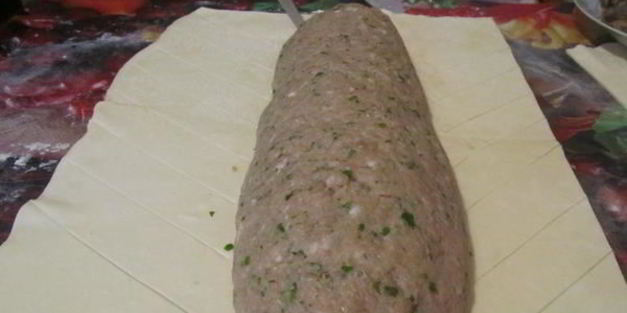 новогодний мясной рулет в тесте