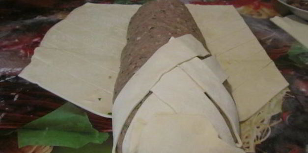 новогодний мясной рулет в тесте