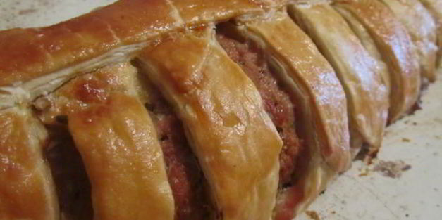 новогодний мясной рулет в тесте