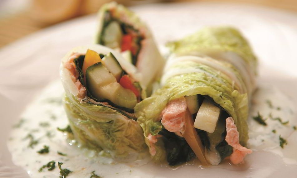 Рецепт паровые рулеты из семги с овощами и зеленью с соусом из натурального йогурта