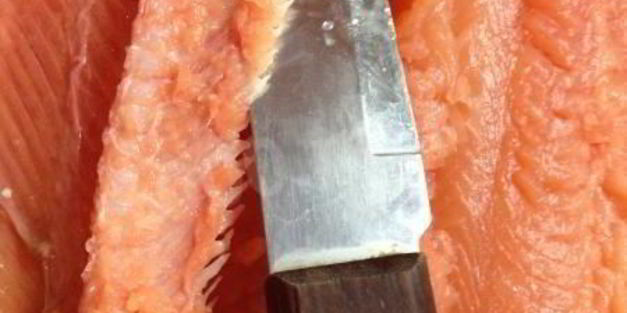 рулет из горбуши, фаршированный омлетом, грибами и луком