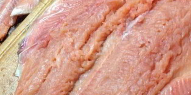 рулет из горбуши, фаршированный омлетом, грибами и луком