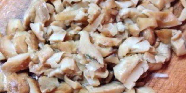 рулет из горбуши, фаршированный омлетом, грибами и луком