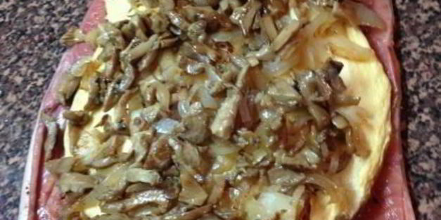 рулет из горбуши, фаршированный омлетом, грибами и луком