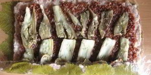 рулет из индейки в виноградных листьях, фаршированный рисом и баклажанами