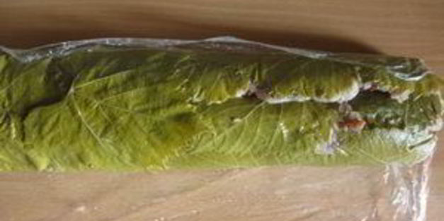 рулет из индейки в виноградных листьях, фаршированный рисом и баклажанами