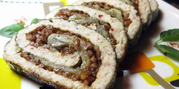 рулет из индейки в виноградных листьях, фаршированный рисом и баклажанами