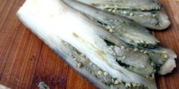 рулет из индейки в виноградных листьях, фаршированный рисом и баклажанами