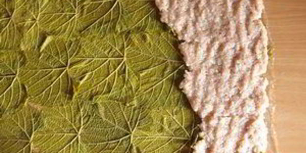 рулет из индейки в виноградных листьях, фаршированный рисом и баклажанами