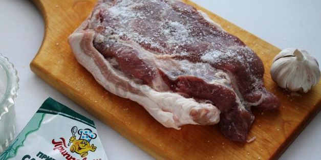 рулет из подчеревка запеченный в духовке