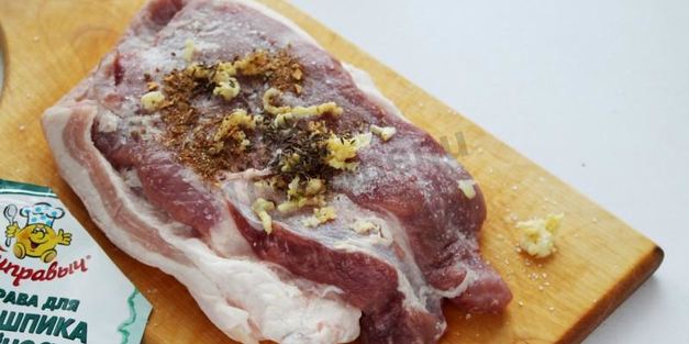 рулет из подчеревка запеченный в духовке