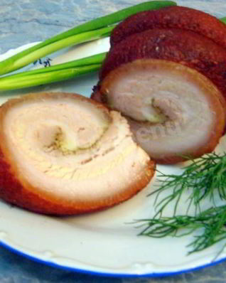 Рулет из сала вареного в луковой шелухе