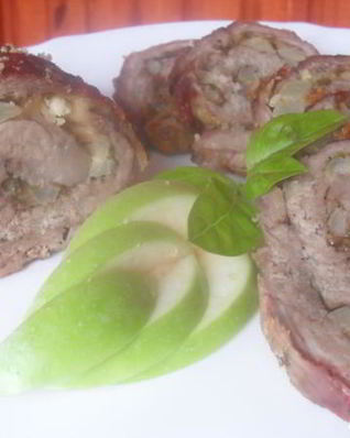 Рулет из свинины с яблоком и сыром