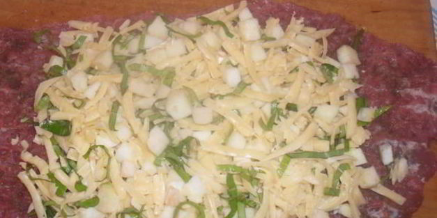 рулет из свинины с яблоком и сыром