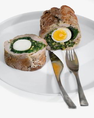 Рулет из свинины со шпинатом и яйцом