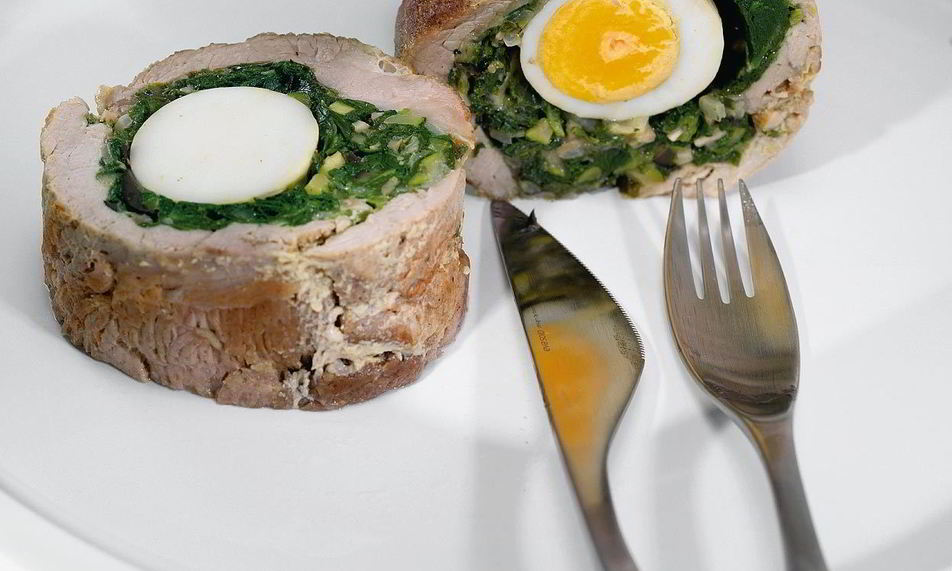 Рецепт рулет из свинины со шпинатом и яйцом