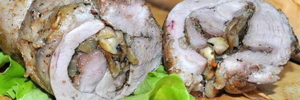 Рулет из свиной брюшины с грибами