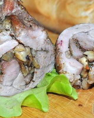 Рулет из свиной брюшины с грибами
