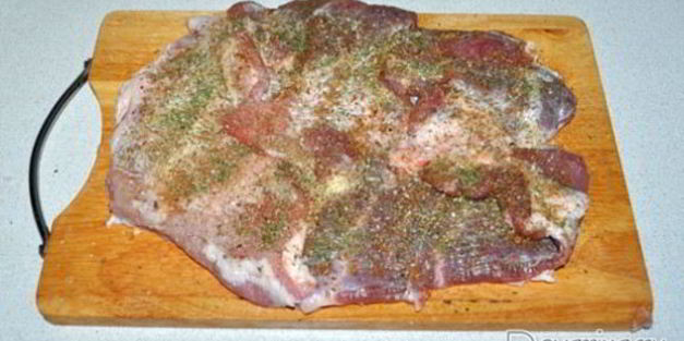 рулет из свиной брюшины с грибами