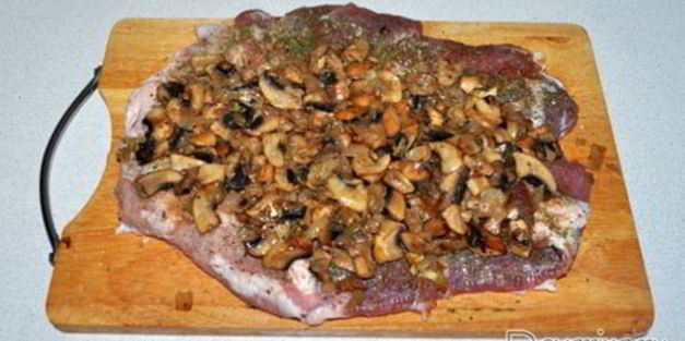 рулет из свиной брюшины с грибами