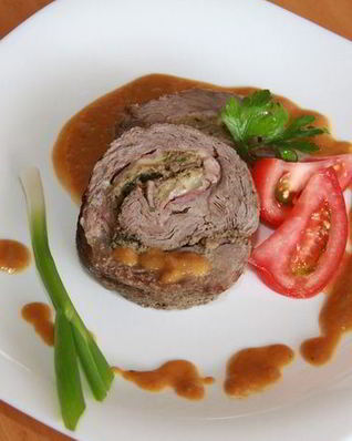 Рулет из телятины с беконом и грибами на пиве