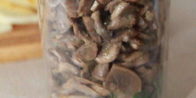 рулет из телятины с беконом и грибами на пиве