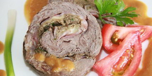 рулет из телятины с беконом и грибами на пиве