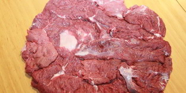 рулет из телятины с беконом и грибами на пиве