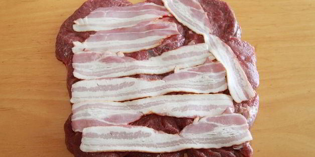 рулет из телятины с беконом и грибами на пиве