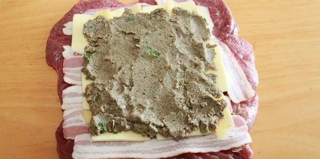 рулет из телятины с беконом и грибами на пиве
